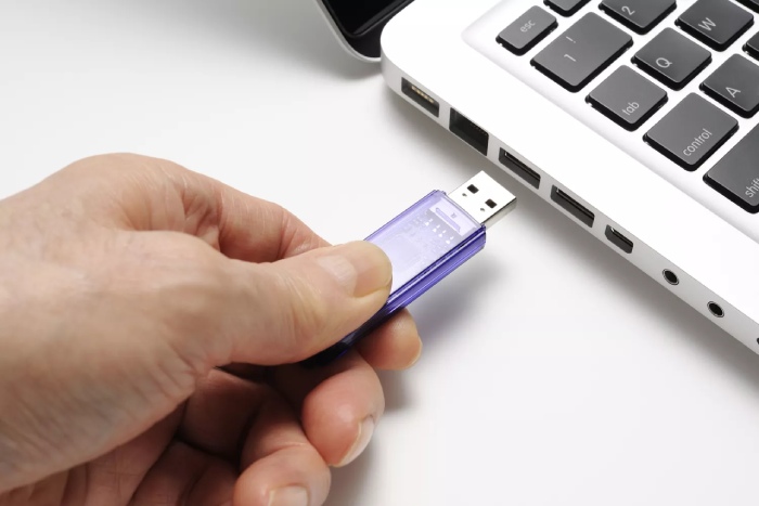 Inserting a USB Drive to Your PC
